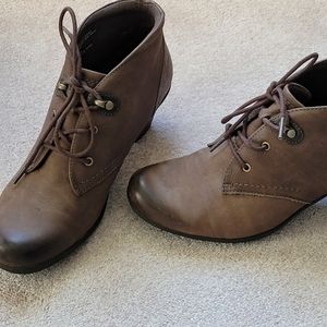 9M Earth Origins leather boots, great condition.